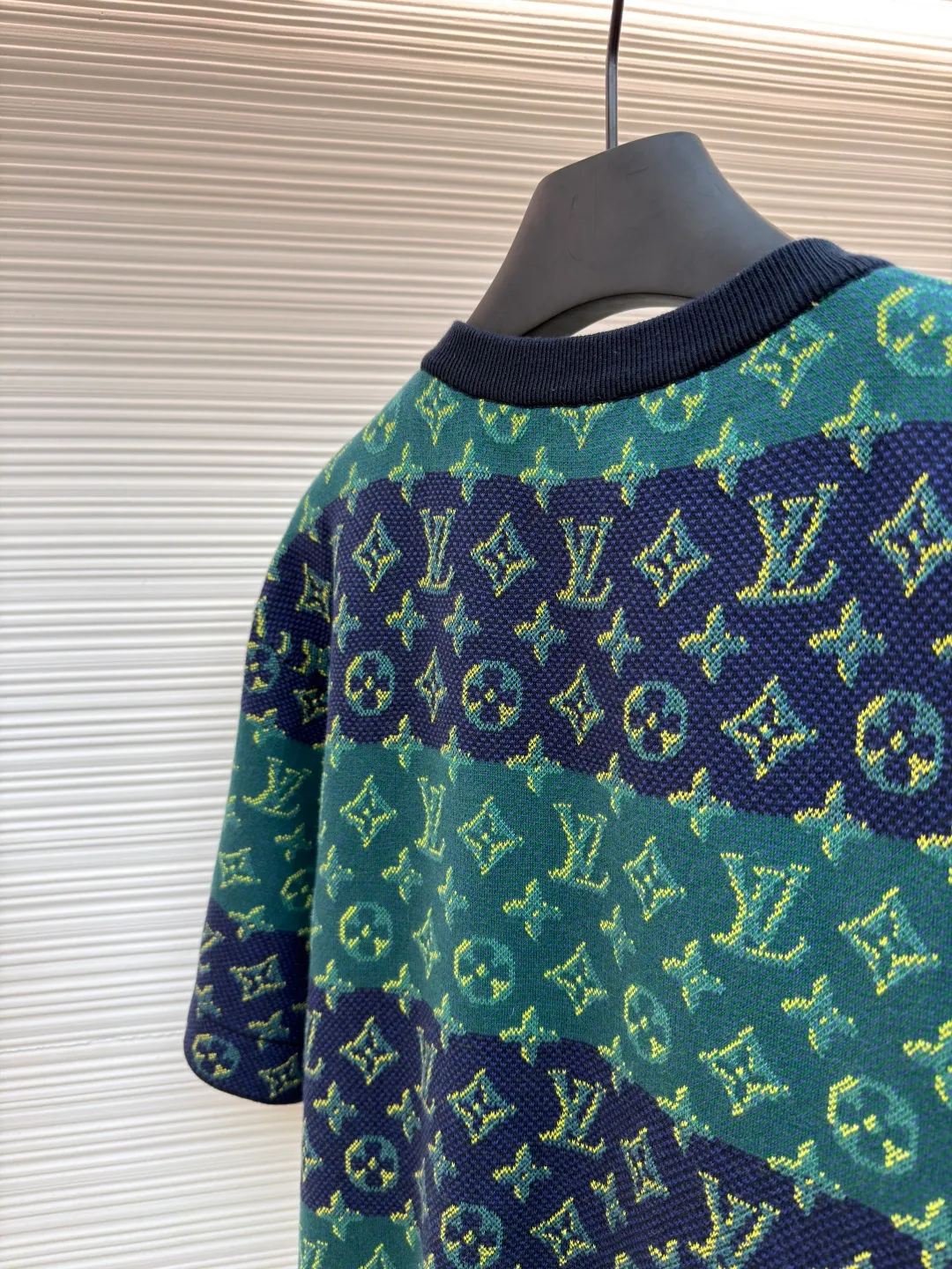 LOUIS VUITTON Contrast Color Jacquard Knitted Crewneck ●Original version: Purchased and developed by 13521 ●Item number: 1680862-A85 ●Material: knitted fabric ●Technology: jacquard production ●Version: fitted version ●Weight: about 375g ●Size: The contrasting horizontal stripes incorporate trompe l'oeil 3D effect Monogram elements, and exquisite jacquard craftsmanship interprets traditional sports style. The overall wiring is straight and delicate, the fabric is comfortable and soft, and the color is consistent without color difference. It can be matched with the same style to create a fashionable look and control various occasions. Customized accessories, complete with three standards, same style for men and women!